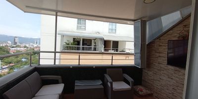 Apartamento Duplex En Condominio El Lago Tres Habitaciones Floridablanca ML #14095

Precio	COP 450,000,000
Tipo de Propiedad	Apartamento
Piso	14
Alcobas	3
Baños	2
Area de Construida	110 m²
Año de Construcción	2011
Parqueaderos	2 Estacionamientos, Sótano,

cuenta con piscina, gimnasio, salón social, cancha sintetica, bbq, turco y sauna. Su ubicación es privilegiada cerca del CC Caracoli, CC Cañaveral, colegios, supermercados y vías principales