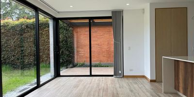 Casa en arriendo en unidad cerrada cerca a Parque principal, supermercados, via principal, restaurantes, sector tranquilo y servicios complementarios. Piso en ceramica y madera laminado, dos niveles, chimenea, sala y comedor, estudio, biblioteca, estar de tv, 3 alcobas con baño en cada una, cocina integral abierta tipo americano, terraza, jardin y parqueaderos lineales cubiertos. Conjunto cerrado con parque infantil, zonas verdes, vigilancia 24 hrs, citofonia y circuito cerrado de tv. *Inmuebles sujetos a verificación de disponibilidad.*