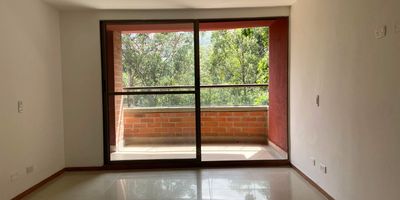Apartamento en arriendo en unidad cerrada sector de crecimiento urbanistico cerca a centros comerciales, vias principales, restaurantes, supermercados, servicios de transporte publico y serviciosn complementarios. Piso en porcelanato, puerta de seguridad, sala comedor, estudio, estar de tv, 3 alcobas con baño en la principal,  cocina integral abierta tipo americano, balcones y parqueadero independiente cubierto .  Conjunto cerrado con ascensor, piscina, salon social, parque infantil, zonas verdes, vigilancia 24 horas, citofonia y circuito cerrado de tv *Inmuebles sujetos a verificación de disponibilidad.*
