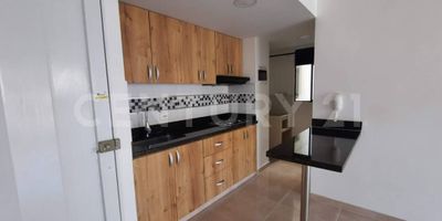 ¡Experimenta la serenidad en este encantador apartamento en Parque Natura, Jamundí, Conjunto Residencial Arrayanes! Descubre dos acogedoras habitaciones más un estudio, dos baños completos y tu propio garaje. Desde el cuarto piso, de un edificio con ascensor, siente la tranquilidad campestre.

Sumérgete en un estilo de vida único con todas las comodidades: piscinas, salón social, juegos para niños, canchas múltiples, zona BBQ, portería y vigilancia 24/7. Deja que la paz y la belleza natural te envuelvan. ¡Haz clic ahora para explorar tu futuro hogar!