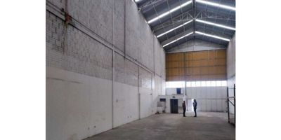 Bodega de 300 m² construida en un terreno de 10 mts de frente x 30 mts de fondo. Área libre con altura de 8 mts, portón de doble altura de 5 metros. Área de oficinas y servicios de 40 m², tanque de agua. Cubierta en lámina con estructura a dos aguas, con excelente iluminación natural. Carga eléctrica con capacidad de 15 kva, pisos de alta resistencia con capacidad de carga portante de 4 Ton/m².
