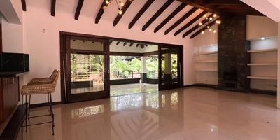 Casa en arriendo en unidad cerrada sector tranquilo, poco flujo vehicular, via principal y zona campestre. Piso en ceramica y madera, sala y comedor independiente, chimenea, 3 alcobas con baño en cada una, estudio, biblioteca, estar de tv, jacuzzi en alcoba principal, cocina integral abierta, terraza, jardin y parqueaderos independientes cubiertos.Deck y zona bbq. Conjunto cerrado con citofonia, vigilancia 24 hrs y circuito cerrado de tv. *Inmuebles sujetos a verificación de disponibilidad.*