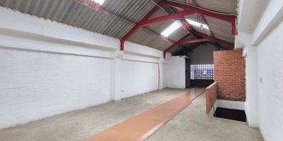 Venta Bodega y lote Barrio Cristóbal Colón Cali,  área lote con construcción 408 m2 (12 x 34) área construida 525 m2 . La Bodega cuenta con 3 pisos cuya distribución es la siguiente:  PRIMER PISO : Zona de recibo de mercancía, elevador de carga para  3 pisos,  baño y zona de bodega, SEGUNDA PLANTA:  Estación del elevador y zona de bodega, baño , TERCERA PLANTA : Zona de bodega, estación del elevador de carga y un apartamento que cuenta con 2 habitaciones, una cocina, patio con lavadero, un baño social, un baño privado y salón social. Zona  para cargue y descargue de mercancía o estacionamiento. 
Espaciosa y en excelente estado, ideal para almacenamiento, distribución o uso industrial ligero. Con amplias dimensiones y altura adecuada para diversos usos comerciales. Elevador de carga capacidad hasta 500 kilos