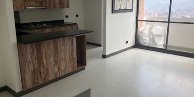 Aparta estudio en venta en unidad cerrada. Ubicado en sector muy residencial, sobre via principal en parte alta, con  facil acceso y salida, conexion a rutas de transporte publico y servicios complementarios tales como parque, mirador, club social, supermercado y tiendas de servicios y comercio en general.  Cuenta con piso en porcelanato, acabados modernos, area social con balcon vista externa, sala comedor y cocina integral abierta tipo americano. Tiene alcoba independiente con vestier, baño social.  Unidad con ascensor y zonas sociales que incluye piscina, gimnasio, salon social, parque infantil, sendero para caminar y zonas verdes, vigilancia privada, citofonia, porteria 24 horas y circuito cerrado de tv. *Inmuebles sujetos a verificación de disponibilidad.*
