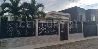 En el barrio Portal de la Pradera en Apartadó, Antioquia, se encuentra esta casa de lujo que combina elegancia, comodidad y modernidad en un entorno tranquilo y seguro. Desde el exterior, esta residencia se destaca por su fachada de diseño contemporáneo, con líneas limpias y materiales de alta calidad. El paisajismo y los jardines añaden un toque de serenidad y belleza natural al ambiente. Al ingresar, se revela un interior decorado con muebles de diseño y acabados de lujo. Los espacios son generosos y luminosos, con grandes ventanales que permiten la entrada de luz natural y ofrecen vista del entorno que rodea la propiedad. La cocina es una obra de funcionalidad y estilo, equipada con electrodomésticos de última generación y superficies de trabajo en materiales nobles. Los dormitorios son amplios y acogedores, el principal con su propio baño privado equipado con modernas instalaciones. El área de entretenimiento es otro punto destacado de la casa, con una terraza cubierta con sala externa de cine en casa. Además, la casa cuenta con espacios exteriores diseñados para el relax y el disfrute, con jacuzi y un área de barbacoa perfecta para reuniones sociales. En resumen, esta casa de lujo en Portal de la Pradera ofrece un estilo de vida sofisticado en un entorno natural, ideal para aquellos que valoran la elegancia, el confort y la tranquilidad en cada detalle de su hogar.