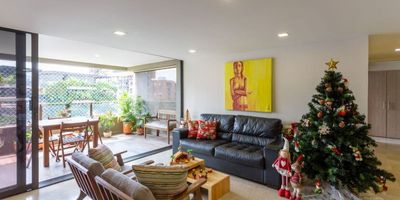 Ofrecemos para la venta un fabuloso apartamento completamente desamoblado en El Poblado, Medellín, uno de los barrios más prestigiosos de la ciudad. Ubicado en un sexto piso, es la opción perfecta para disfrutar de las vistas panorámicas de la ciudad que ofrece.

En sus espacios, este apartamento de 3 habitaciones resalta por su amplitud y elegancia. Cuenta con finos closets para almacenamiento y aprovecha la luz natural para resaltar sus detalles. Además, disfrutarás de dos parqueaderos privados y un ascensor para hacer tu vida más cómoda.

El apartamento se encuentra en una comunidad cerrada que garantiza la máxima seguridad y tranquilidad que estás buscando. Ven y conoce tu futuro hogar en un lugar lleno de vida, seguridad, y conveniencias. No pierdas esta oportunidad. Pide tu visita ya!