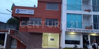 Esta casa es una amplia propiedad de dos pisos ubicada en una zona comercial, lo que le confiere un gran potencial comercial. Con una superficie generosa, esta casa ofrece una variedad de posibilidades para ser utilizada con fines comerciales. Sus características incluyen múltiples habitaciones y espacios que pueden adaptarse para satisfacer las necesidades de diversos tipos de negocios. Además, su ubicación en una zona comercial garantiza una gran visibilidad y acceso conveniente para clientes potenciales. Con un diseño versátil y una ubicación estratégica, esta casa representa una excelente oportunidad para establecer un negocio próspero en una ubicación privilengiada