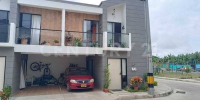 La casa en venta en el Conjunto Residencial MONTECARLO, ubicado en el municipio de Apartadó, Antioquia, es un elegante y acogedor hogar que combina comodidad y estilo en un entorno tranquilo y seguro. Con una arquitectura moderna y espacios bien distribuidos, esta propiedad ofrece tres amplias habitaciones perfectas para la familia, la habitación principal con su propio baño privado. La cocina fluye hacia el luminoso salón, creando un ambiente ideal para el entretenimiento y la convivencia. Además, cuenta con áreas verdes, una piscina comunitaria y acceso a servicios cercanos, lo que la convierte en una opción ideal para aquellos que buscan una vida residencial de calidad en Apartadó.

El Conjunto Residencial MONTECARLO se destaca por sus instalaciones modernas y su atención a los detalles, ofreciendo a sus residentes un estilo de vida cómodo y conveniente. Con seguridad las 24 horas y un ambiente tranquilo, proporciona un oasis de calma en medio del bullicio de la ciudad. Además de sus espacios interiores bien diseñados, la propiedad también cuenta con 2 balcones privados donde se puede disfrutar de vistas panorámicas del entorno natural circundante. Con su ubicación privilegiada y sus comodidades de primera clase, esta casa en venta representa una oportunidad única para vivir en una de las zonas más deseables de Antioquia.