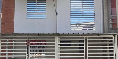 Hermosa Casa  de tres niveles con acabados modernos y  amplios espacios, consta en primer piso de sala comedor,cocina, baño social. En el segundo piso consta de dos habitaciones y baño de alcobas y tercer  nivel una habitación baño, estudio y zona de lavado con espacio soleado para el secado de ropa. iluminada y muy fresca, en un sector tranquilo Urbanización EDEN DEL PARQUE TU CIUDAD.( Jamundí vía Panamericana )