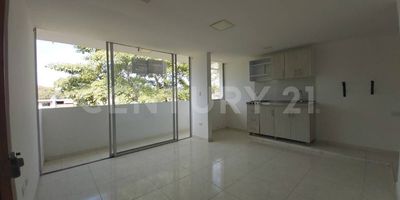 Este apartamento de 52m² se encuentra en el tercer piso (301) de un edificio en la tranquila zona de El Reposo, brindando un ambiente de serenidad y comodidad. Con dos habitaciones, un baño y sala-comedor, este espacio es perfecto para una pareja o una pequeña familia. Ofrece fácil acceso al transporte público, se encuentra a pocos pasos de distancia de supermercados, farmacias y ferreterías. Además, encontrarás el Politécnico JIC a poca distancia. Es ideal para quienes buscan comodidad y conveniencia en la zona entre Carepa y Apartadó.