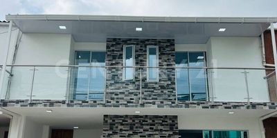 Ubicada en la Unidad Residencial VILLA DEL RIO CASAS BLANCAS, ofrece una serie de comodidades y características atractivas para familias que buscan un ambiente residencial completo y tranquilo, con parqueaderos que brindan comodidad para los residentes y visitantes. Además, la piscina dentro de la unidad residencial es un gran atractivo, proporcionando un lugar para refrescarse y disfrutar del tiempo libre. la unidad residencial cuenta con juegos infantiles para los mas chiquis de la familia, permitiendo que los más pequeños se diviertan en un entorno seguro y controlado.

Está situada en un área accesible y conveniente, con fácil acceso a servicios locales, transporte y áreas recreativas. La casa cuenta con habitaciones y baños modernos, una distribución bien planificada con sala de estar, comedor, cocina moderna con y con isla, cuenta con patio, acabados modernos y un toque exquisito en su distribución y funcionalidad.