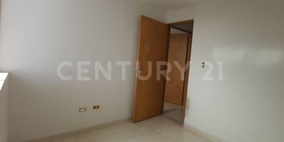 Este apartamento de 52m² se encuentra en el tercer piso (302) de un edificio en la tranquila zona de El Reposo, brindando un ambiente de serenidad y comodidad. Con dos habitaciones, un baño y sala-comedor, este espacio es perfecto para una pareja o una pequeña familia. Ofrece fácil acceso al transporte público, se encuentra a pocos pasos de distancia de supermercados, farmacias y ferreterías. Además, encontrarás el Politécnico JIC a poca distancia. Es ideal para quienes buscan comodidad y conveniencia en la zona entre Carepa y Apartadó.