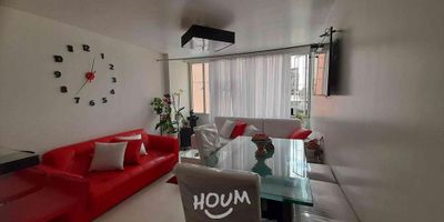 [VEN] ID HOUM: 144180

En Houm te ayudamos de forma fácil y segura. Los beneficios de comprar con nosotros:
    • Te ayudamos a conseguir financiamiento a través de una asesoría personalizada
    • Mediación y seguimiento de todo el proceso
    • Ponemos a tu disposición profesionales en notariado, registro y asesoría jurídica
¡Solo te preocupas de las firmas!

Departamento en venta, ubicado en el barrio La Porciúncula, con una superficie construida de 47.00 m² y superficie total de 45.00 m². 

Sus principales características son:

    • 1 dormitorio
    • 1 baño
    • Admite mascotas
    • 1 parqueadero
    • Año de construcción: 1976
            
Además, el inmueble cuenta con las siguientes amenidades:

    • Ascensor
    • Lavandería

Si compras con nosotros, te brindamos asesoría personalizada durante todo el proceso.
Más que una corredora, somos Houm.
*Aplican T&C