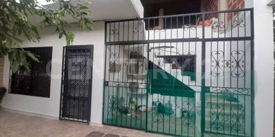 El barrio Nuevo Apartadó, ubicado en el Municipio de Apartadó, Antioquia, es conocido por su ambiente tranquilo y su ambiente comunitario acogedor. En este entorno, se encuentra una encantadora casa residencial que captura la esencia de la vida suburbana. Cuenta con el primer piso con excelentes acabados y proyección para construcción hasta 3 pisos. Una gran oportunidad de inversión y de tener la propiedad de tus sueños.