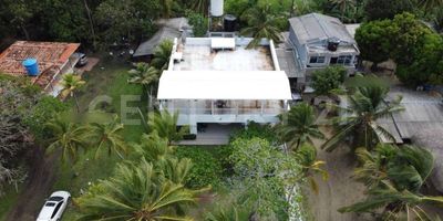 El sueño de muchos es vivir frente al mar y esta propiedad puede hacer ese sueño una realidad. Ubicada a solo 10 minutos del casco urbano del municipio de Necoclí en el sector de San Sebastian, una zona que se caracteriza por cabañas privadas, hosterías y resorts, la propìedad es ideal para familias numerosas que quieran invertir en su casa campestre o para desarrolladores turísticos y hoteleros que quieran operarla como cabaña de renta corta vacacional. La casa tiene capacidad para 12 personas o 24 parejas ya que sus 4 habitaciones cuentan con 3 camas dobles cada una, incluidas dentro del valor de venta. La casa se vende a "puerta cerrada".