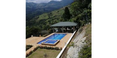 Arriendo Finca en Copacabana, parcelación el limonar, cerca a Cocorollo, cuenta con 350 mts de lote aproximadamente, tiene 2 niveles, primer nivel cuenta con Sala, comedor, cocina integral con isla, 1 baño  y segundo piso con biblioteca,  terraza, balcon, 2 habitaciones, 1 baño, todos los espacios son muy amplios, cada piso es de 100 metros construidos y 150 en zonas comunes , arboles frutales mandarina, naranja, aguacate, tiene piscina, kiosko Jacuzzi, turco, parqueadero para 4 carros, seguridad con camaras de vigilancia, porton de entrada con control,  la carretera esta pavimentada,extracto 3, Epm economico, excelente ubicación, No hay peaje.  Información 3220207 ó 3177597155. 

No incluye: Mantenimientos (piscina - guardañar pasto)
