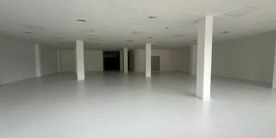 Descubre este amplio LOCAL en Arriendo/Venta ubicado en una zona privilegiada, con 155 M2, cuenta con  baño y una distribución ideal para tu negocio. Esta propiedad ofrece una excelente oportunidad de inversión. 
Contáctanos para más información y agenda una visita. 321 8521992...