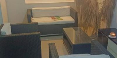 Se arrienda casa-local en el barrio San Joaquín, Medellín, Antioquia. Esta amplia propiedad de un solo piso, ubicada en el primer nivel, ofrece 323 m² de área construida y privada, ideal para comercio o vivienda. Cuenta con 13 habitaciones y 9 baños, brindando gran versatilidad y espacio. El inmueble dispone de vigilancia, un valor añadido importante para su seguridad en esta zona de Medellín. Situada en estrato 4, su ubicación es estratégica y conecta fácilmente con diversos servicios. Para conocer más detalles o coordinar una visita, puede contactarnos por WhatsApp, solicitar que lo contactemos o ver los números de teléfono.