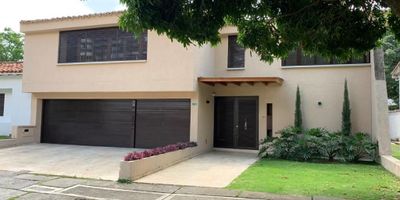 VENDO Casa Amplia y recién Remodelada (2019) en el sector más Seguro y Fresco de la ciudad. Manzana Exclusiva con Habitantes de Alto Perfil. Dos Niveles, con Diseño Moderno y Finos acabados, pisos en Mármol. Ante jardín, Jardín interior Ornamental Feng Shui. Son 4 Alcobas con baño, Closets Nuevos, Amplio Hall. Alcoba Principal con amplio Vestier, espacios con muy buena iluminación y ventilación natural. Aire Acondicionado. Estudio TV, Estudio y Salón de Cine. Cocina Integral Moderna con Isla y Refrigerador Industrial, Sala, Comedor, Bar, Estar de TV, Terraza y 100m2 de Patio y casa en el árbol. Baño Social, Zona de Ropas, 2 Alcobas de Servicio, 3 Depósitos, Circuito Cerrado de TV (CCTV), 3 Parqueaderos internos cubiertos con puertas eléctricas y 2 Parqueaderos Exteriores. Todos los SSPP domiciliarios.