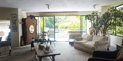 Apartamento en venta en unidad cerrada cerca a centros comerciales, restaurantes, supermercados, vias principales, rutas de transporte publico y multiples servicios complementarios. Rutas de transporte, multiples servicios complementarios. Piso en tapete, 2 niveles, puerta de seguridad, area social con sala y comedor independientes, estar de TV; 3 alcobas con baño en la principal, tina, baño social, cocina integral cerrada, alcoba y baño de servicio, terraza. parqueadero cubierto. La unidad cuenta con piscina, salon social, sauna, turco, parque infantil, zonas verdes, vigilancia 24 horas, citofonia y CCTV. *Inmuebles sujetos a verificación de disponibilidad.*