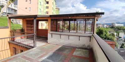 Casa esquinera de 75 m2 en Los Álamos

Oportunidad de vivir en una casa de dos plantas con una terraza amplia que destaca la vista panorámica.
Ideal para familias que buscan funcionalidad y estilo en un entorno estratégico de Manizales.

Descripción de la propiedad
La vivienda de 75 m2 privados distribuye espacios cómodos con sala acogedora y comedor auxiliar junto a dos baños y cuatro habitaciones con armarios empotrados. El piso superior en madera aporta calidez mientras el inferior en cerámica facilita el mantenimiento. La amplia terraza brinda un espacio versátil para reuniones y descanso al aire libre.

Descripción del entorno y acceso
Ubicada en esquina sobre la vía principal de Los Álamos, la casa ofrece parqueadero cubierto en edificio continuo y fácil acceso a rutas de transporte público. El sector residencial tranquilo cuenta con parques cercanos y una oferta de servicios que garantiza confort diario.

Contáctanos
Escríbenos por WhatsApp para recibir más información y coordinar la visita. Nuestro equipo estará atento para resolver tus dudas y acompañarte en el proceso.


