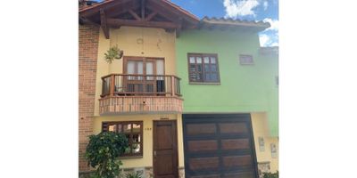 Casa ubicada en unidad Residencial en Rionegro, cuenta con un area de 194 metros en  2 niveles, 3 habitaciones, 5 baños, parqueadero cubierto, sala comoder y cocina integral, unidad cerna a trasporte publico, colegios universidades, iglesias y supermercados 
