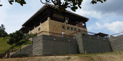 Venta hermosa casa en Condominio campestre bien terminada, en parcelación  fresco y hermoso sector de Dapa, distribuida en parqueadero para 8 vehículos, hall de acceso, en primer nivel estudio, star de tv, dos habitaciones con balcon, con baño, baño social. Primer nivel. Amplia sala comedor, cocina abierta tipo americano, alacena, baño social, alcoba principal con star de tv y estudio o vestier, amplio baño, alcoba de servicio con baño, zona de oficios, amplia terraza con una maravillosa vista, se baja un nivel y tenemos tres terrazas de distintos niveles todas con vista kiosko, con terraza cocina, zona bbq. salón social con turco. Pisos en cerámica. RF.
