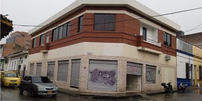 Venta bodega o local esquinero rentando 10 millones, en el centrico barrio Santa Rosa Centro de Cali, tambien conocido como la Merced. El local  o bodega esta distribuido en primer piso 3 baños, una oficina, dos salones grandes, segundo piso dos salones, 1 baño con ducha. Cerca a Comfenalco de la Calle quinta. Produce 8 millones.
