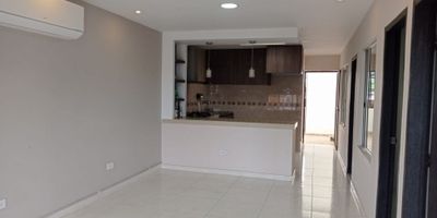VENTA casa trifamiliar ubicada en el barrio Alfonso Lopez, zona muy apetecida por su ubicacion central rodeada de excelente vias de acceso. Distribuida en el primer piso: antejardin, garaje, sala,comedor, cocina, baño, tres alcobas sencillas, una alcoba principal, con baño, oficios y patio. Segundo piso: Balcon, sala comedor, cocina, baño, dos alcobas sencillas, una alcoba principal con baño, zona de oficios y patio. Tercer nivel: Balcon, sala comedor, cocina, baño, tres alcobas sencillas, zona de ropas, oficios y alcoba principal con baño. Pisos en ceramica. Lista para escriturar.

