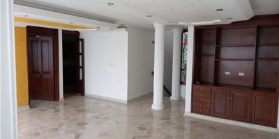 Se vende edificio de 3 pisos en el exclusivo sector de Limonar Sur de Cali, excelente ubicacion con vias de acceso  y transporte, distribuida en primer piso: garaje cubierto para 3 vehiculos, 2 depositos, sala comedor, cocina integral, zona de ropas, alcoba de servicio con baño, 4 habitaciones con closets, 3 baños. con dos apartamentos uno de 3 habitaciones dos baños y el otro con dos habitaciones 3 baños. Toda la casa con el piso en marmol huilense rosado, acabados en madera cedro caqueta. La casa tiene 10 de frente x 24 de fondo. Libre de papeles.RF
