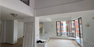 VENTA hermosa casa tipo mansion esquinera amoblada con hostal funcionando  en el tradicional y centrico barrio MIraflores Sur Oeste de Cali, con el mejor clima de Cali, ideal para hotel boutique, oficinas, vivienda, sector residencial, rodeado de hostales, hotel boutique, cafes, cerca a Uniminuto, San Antonio, parque del Perro, Imbanaco, colegios, ubicada estrategicamente entre la calle quinta y la avenida de los Cerros, supermercados, panaderias, sector de turismo extranjero, de gastronomia,  arte y cultura. La casa esta distribuida en tres niveles   en el sotano 3 garajes paralelos con puerta electrica,  5 alcobas con closet y baño completo, tres con balcon, habitación principal con  balcon, vestier y bañera, salón para gimnasio, un estudio con mirador o balcon que da al jardin exterior., baño social, dos salas, dos comedores, hall de televisión, tres terrazas, zona de oficios muy amplia, cocina integral con cuarto de  alacena, jacuzzi, turco, patio interior, gradas principales, gradas auxiliares, trastero.  Todos los pisos en marmol igual que los muebles de lavamanos, las gradas tienen un lindo diseño con hierro forjado. Balcon interior. Su bello antejardin sostenido con un muro de piedra y jardin. rf
