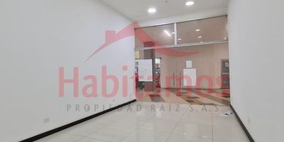 Se ofrece en arriendo o venta este espacioso local de 33 m2, ideal para consultorio médico, estética, oficinas o pequeño negocio. Ubicado estratégicamente en el centro del dinámico barrio Ditaires, a sólo minutos de colegios como. Además, se encuentra cerca de reconocidos centros comerciales ¡No deje pasar esta excelente oportunidad en uno de los sectores más dinámicos de Itagüí! Comuníquese con nosotros hoy mismo para agendar una visita.