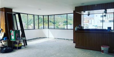 Venta  apartamento para reformado en el exclusivo barrio Santa Teresita Oeste de Cali, piso 18 (apartamento por piso)  ideal para todos aquellos que desean vivir en un inmueble hecho a su medida, con  gusto y lujoso con todas las comodidades, posee una bella vista panoramica para disfrutar de la ciudad y sus alrededores, muy bien ubicado y con todas las bondades que ofrece la zona. El apartamento esta distribuido en amplia sala comedor, bar, estudio, hall de alcobas, 5 alcobas con baño, cocina muy amplia con espacio para isla y comedor auxiliar, shut de basuras, zona de ropas, cuarto de servicio con baño muy confortable. El edificio cuenta con ascensor con tarjeta, salon social, sauna, piscina, jacuzzi, terraza y vigilancia 24 horas. 

 

 

 

 

 
