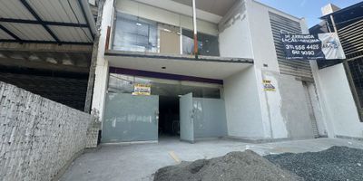 Se ofrece en alquiler un versátil y amplio local bodega oficina, estratégicamente ubicado en la Calle 9, una zona de alto flujo peatonal que garantiza una excelente visibilidad y acceso para su negocio. Esta propiedad es ideal para grandes empresas que buscan un espacio que combine funcionalidad y comodidad. El local se distribuye en dos niveles, proporcionando un total de 479 m² de área útil. 1er Nivel (267 m²): Espacio destinado a bodega, perfecto para almacenamiento de productos y mercancía, baños de fácil acceso patio que ofrece un ambiente exterior para diversas actividades, área de almacén adicional para maximizar la organización de su inventario, zona de parqueo que permite la comodidad de sus empleados y clientes. 2do Nivel (212 m²): diseñado con 5 espacios independientes para oficinas, área de recepción que brinda una primera impresión profesional a sus visitantes, baños adicionales