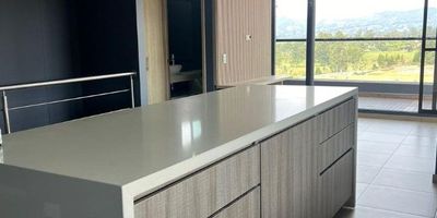 Codigo 26008. Apartamento en venta ubicado en Rionegro sector Barro BlancoHermoso apartamento dúplex de 125 m² (12 m² de terraza) ubicado en el exclusivo municipio de Rionegro, Antioquia. Este moderno inmueble ofrece una excelente distribución, con 3 amplias alcobas, 3 baños, cocina integral, y una terraza que permite disfrutar de una vista panorámica espectacular. La habitación principal cuenta con baño privado y acabados de alta calidad.Incluye 2 parqueaderos y destaca por su excelente iluminación natural gracias a su ubicación exterior. El edificio cuenta con comodidades como ascensor, piscina cubierta y al aire libre, gimnasio, cancha de squash, zonas verdes y áreas para mascotas, además de vigilancia 24/7 para tu tranquilidad.Ubicado cerca de colegios, universidades y centros comerciales, con fácil acceso al aeropuerto José María Córdova (a 8 minutos) y a la ciudad de Medellín (a 40 minutos). Perfecto para quienes buscan un lugar tranquilo con todas las facilidades. ¡Contáctanos para agendar tu visita!