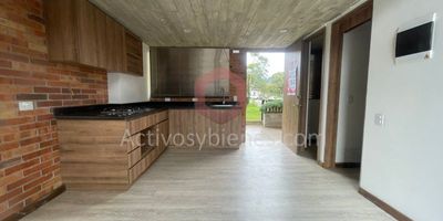Arriendo apartamento de 116mt² en el Retiro, en unidad cerrada con vigilancia 24 horas, un lugar tranquilo, 3 alcobas, 3 baños,3 closet, sala comedor, cocina integral, red de gas, 2 parqueaderos, cuarto útil, unidad con gimnasio, turco, parqueadero para visitantes y zona verde. Arrienda Activos y Bienes, Inmobiliaria experta en administración y arrendamiento de apartamentos, casas, locales, bodegas y oficinas en el Oriente Antioqueño, Medellín y toda el área Metropolitana. Información sujeta a cambios. Las imágenes de muebles, enseres, decoración y demás elementos son una referencia.