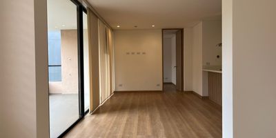 Apartamento en arriendo en unidad cerrada en sector campestre, tranquilo y poco flujo vehicular, supermercado y servicios complementarios. Piso en madera laminada, sala comedor, estar de tv, 2 alcobas con baño en cada una, cocina integral abierta tipo americano, terraza, y parqueaderos lineales cubierto . Conjunto cerrado con ascensor, terraza, coworking, living room, piscina, gimnasio, salon social, sauna, turco, zonas verdes, vigilancia 24 hrs, citofonia y circuito cerrado de tv *Inmuebles sujetos a verificación de disponibilidad.*