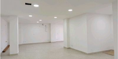 Se ofrece en alquiler este moderno y espacioso local ubicado en el municipio de Bello, Antioquia. Con un área total de 250 metros cuadrados, este inmueble es ideal para aquellos que buscan un espacio amplio y versátil para emprender su negocio. Cuenta con una zona construida de 250 metros cuadrados y una zona privada del mismo tamaño, lo que brinda una gran comodidad y privacidad para el propietario y sus clientes. Además, posee 2 baños completos, ideales para mantener la higiene y comodidad de todos los que lo visiten.

En cuanto a sus características internas, el local cuenta con todos los servicios básicos necesarios, como agua, electricidad y gas domiciliario, lo que asegura un funcionamiento óptimo y seguro. También cuenta con doble ventana, lo que permite una mayor aislación térmica y acústica, permitiendo un ambiente agradable y tranquilo en todo momento. El suelo de cerámica o mármol, le brinda un toque de elegancia y durabilidad al inmueble, facilitando su limpieza y mantenimiento.

Una de las principales ventajas de este local es su ubicación exterior, lo que garantiza una excelente vista panorámica de la zona. Además, se encuentra en un entorno con acceso a numerosas facilidades, como acceso pavimentado, ascensor, centro médico, circuito cerrado de televisión, colegios y universidades, así como también cerca al parque de Bello y con una ubicación sobre vía principal. Esto lo convierte en una opción muy atractiva para aquellos que buscan un lugar de fácil acceso y con todos los servicios al alcance de la mano.

Otro aspecto a destacar es su ubicación en una zona comercial, lo que es ideal para aquellos que buscan un espacio para iniciar o expandir su negocio. Además, cuenta con la ventaja de tener el transporte público cercano, lo que facilita el traslado y accesibilidad de clientes y empleados. También es un espacio apto para personas con discapacidad, con acceso y facilidades adecuadas para su movilidad.

En resumen, este loc