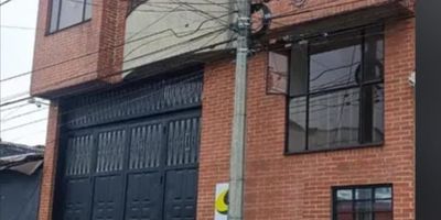 Descubre esta impresionante bodega ubicada en una zona privilegiada. de Bogota Con 618 metros cuadrados, cuenta con 1 amplio espacio y 2 baños, ideales para cualquier tipo de negocio. Su diseño moderno y funcional la convierten en el lugar perfecto para desarrollar tus proyectos. No pierdas la oportunidad de adquirir este inmueble único. Para más información, contacta a Amparo Rodriguez  al número 3163225751. ¡Haz de esta bodega el espacio de tus sueños!