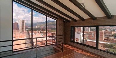 Oportunidad de negocio en el corazón de Bello.

 

Ofrecemos en arriendo un local comercial de 250 metros cuadrados, ubicado en el centro del municipio, con una vista impresionante hacia la ciudad gracias a su ventanal.

 

El local cuenta con dos baños y se distribuye en dos niveles, ofreciendo una gran flexibilidad para cualquier tipo de negocio.

 

El edificio cuenta con ascensor, lo que facilita el acceso y la movilidad para clientes y empleados.

 

La ubicación es ideal para cualquier tipo de negocio, ya que se encuentra en el centro de la ciudad, con una gran afluencia de personas y fácil acceso a transporte público.

 

No dejes pasar esta oportunidad de establecer tu negocio en un lugar estratégico y visible. Contáctanos para agendar una cita y conocer este local comercial en persona.

 