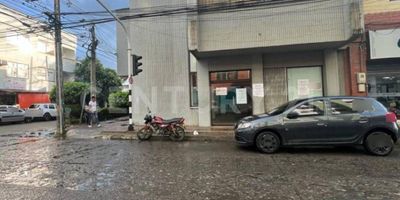 Situado en una zona estratégica y de alta concurrencia, este local comercial es ideal para entidades bancarias, corporativas, institucionales, educativas y de servicio al cliente. Su ubicación garantiza fácil acceso tanto para clientes como para empleados, estando cerca de otras áreas comerciales y residenciales.

Cuenta con un área de atención al cliente diseñada para acomodar múltiples ventanillas de servicio, áreas de espera, y cajeros automáticos. Equipado con una bóveda de seguridad de alta tecnología, proporcionando el máximo nivel de protección para efectivo y otros valores. La bóveda está construida con materiales reforzados y cuenta con un sistema de acceso restringido. 

El egundo piso cuenta con un espacio ideal para oficinas administrativas, salas de reuniones, y áreas de trabajo para el personal de la entidad bancaria.

Instalaciones de Seguridad: Sistemas avanzados de monitoreo y seguridad que cubren todas las áreas del local, incluyendo cámaras de vigilancia y alarmas.

Apartaestudio: Situado en el segundo piso, el apartaestudio es independiente del área bancaria principal, proporcionando privacidad y comodidad. Consta de una sala de estar, cocina, baño completo, y una habitación, ideal para alojamiento del personal de seguridad o empleados de la entidad y una entrada independiente desde una de las escaleras, garantizando privacidad y seguridad. 

Este local comercial representa una excelente oportunidad de inversión para iniciar o expandir su presencia corporativa y empresarial en una zona estratégica, combinando funcionalidad, seguridad, y comodidad.