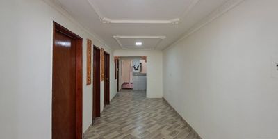 Te presentamos este hermoso apartamento de 95 M2, ubicado en el sector de Calatrava, cerca a la iglesia Divino Jesús.  Sus amplias y luminosas habitaciones te permitirán descansar.El amplio salón-comedor es perfecto para recibir a familiares y amigos. 
Desde su acogedor balcón podrás admirar las vistas y disfrutar de los rayos del sol.
Además, se encuentra a minutos de los mejores colegios, centros comerciales y rutas de transporte público de la zona. 
¡Ven a descubrir tu nuevo lugar en la ciudad! No dejes pasar esta oportunidad y agenda tu visita hoy mismo.