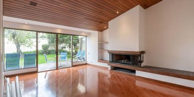 Ofrecemos para venta o alquiler una encantadora casa en Santa Barbara, un lugar maravilloso en Bogotá y con espacios exteriores que enamoran. 

El inmueble destaca por su diseño interior, con una sala-comedor que le invita a disfrutar de buenos momentos en las tardes de Bogotá, con su chimenea de leña que aporta un toque especial a las reuniones familiares. Su cocina es integral y está equipada con gas natural, estufa a gas y calentador a gas, lo que facilitará tus preparaciones culinarias y podrás deleitar a los tuyos. Ahora si estás en modo de teletrabajo, el estudio es el espacio adecuado para tus labores diarias.

Posee tres amplias habitaciones, que brindarán el confort necesario para tu familia. Cuenta con 4 parqueaderos en línea. Además, no olvides la bodega para almacenar lo que necesites.

No pierdas esta oportunidad. Pide tu visita ya! Te esperamos para que conozcas el lugar que siempre has soñado en una de las mejores zonas de Bogotá.