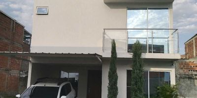 Jamundí. Venta de casa en la Unidad Residencial Mana. Vía potrero, a diez minutos del hospital Piloto. Cerca a supermercados , estación de servicio, colegios, panaderías y acceso a transporte público. Consta de seis habitaciones, una ubicada en el primer piso. Cuatro baños completos ( El de la alcoba principal con tina), sala, comedor, cocina integral abierta, zona de oficios y una terraza amplia techada con cocineta, para eventos sociales. Garaje semi techado para un vehículo.

El conjunto cuenta con seguridad 24 horas. Salón social. Piscina para adultos y niños. Amplias zonas verdes con juegos para niños. Cancha de fútbol.

 