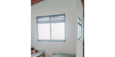 Se venden primer piso y tercer piso, se venden juntos o por separado ya que cada uno cuenta con matrícula inmobiliaria independiente, cada uno tiene un costo de $195.000.000

El primer piso cuenta con 3 habitaciones, 1 baño cocina semi integral, patio de ropas amplio totalmente enchapado, recientemente se realizó cambio de alcantarillado y acueducto, piso en cerámica, ventanas con vidrio espejo, antejardín totalmente enchapado y encerrado con reja. red de gas natural,

El tercer piso cuenta con tres habitaciones, cocina semi integral abierta con barra americana, tiene balcón con ventanal grande, piso en porcelanato sala comedor, 1 baño 

cuentan con excelentes vías de acceso y transporte público a 10 minutos de la estación del metro cable, cercamo al centro de salud Picachito, IE mi 2do hogar, la cancha el Rompoy, las piscinas de Chepe.
