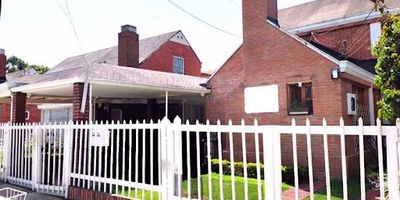 VENDO, Hermosa casa, 283 mts, estrato 5, excelente iluminación y ventilación natural, en exclusivo sector del Recreo de los Frailes, cinco amplias alcobas con closet, walking closet y baño en alcoba principal, cuatro baños con excelentes acabados, cuarto y baño de servicio, pisos en cerámica y madera laminada, zona de TV, hall de alcobas, estudio, cocina integral, gas natural, zona de lavandería y patio cubierto, tres garajes. La casa cuenta con excelentes acabados en madera y pisos. Vigilancia externa. Cerca de la Calle 127, Calle 116 y Autopista Norte. Buen servicio de transporte. Cerca de iglesias, parques, supermercados, centros comerciales y comercio en general. CITA PREVIA.