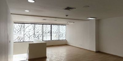 Local en arriendo en edificio empresarial. Ubicacion estrategica sobre via principal con facil entrada y salida, conexion a rutas de transporte publico y cercania a multiples servicios complementarios. Cuenta con piso en ceramica, 3 espacios, baños, 2 niveles, cocineta, cableado de red, techo cielo raso, aire acondicionado central y parqueadero cubierto. Edificio con ascensor, vigilancia privada, porteria 24 hrs, citofonia, circuito cerrado de tv, parking visitantes sin costo, auditorio, baños comunales. *Inmuebles sujetos a verificación de disponibilidad.*