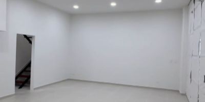 Local comercial en excelente sector, cuenta con amplios espacios, suelos en cerámica, mezzanine de 8 mtr, vigilancia, parqueaderois, ubicado en sector comercial y residencial. 
