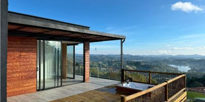 Brando & Cia te ofrece esta hermosa cabaña ubicada en  Guatapé, Antioquia. Con una impresionante área de terreno de 149 M2 , esta cabaña cuenta con todo lo necesario para una vida tranquila y cómoda en medio de la naturaleza.

El interior de la cabaña está diseñado para ofrecer el máximo confort y funcionalidad, con un área privada de 115 M2 distribuidos en 2 amplias alcobas, ideales para una familia pequeña o para recibir a invitados. Además, cuenta con 2 baños completos, lo que brinda mayor privacidad y comodidad.

Esta cabaña no solo es ideal como residencia principal, sino también como opción de hospedaje turístico, ya que se encuentra en una zona de gran atractivo turístico gracias a su belleza natural y atractivos cercanos como el famoso Peñón de Guatapé, ademas de ser una gran inversión ya que el proyecto te permite realizar rentas cortas sin problema.

Si buscas un toque de lujo y relajación, esta cabaña cuenta con un jacuzzi privado, perfecto para disfrutar después de un día explorando la zona. Y si eres amante de la naturaleza, te encantará saber que esta propiedad cuenta con acceso pavimentado y está rodeada de hermosos árboles frutales y bosques nativos.

No solo estarás rodeado de naturaleza, sino también de la comodidad y diversión que ofrece el área social, perfecta para reunirse con amigos y familiares. Además, podrás disfrutar de las diferentes actividades turísticas que ofrece la zona, convirtiendo esta cabaña en tu perfecto hogar o lugar de descanso.

No pierdas la oportunidad de vivir en medio de un paraíso natural con todas las comodidades y lujos que esta cabaña tiene para ofrecer. Contáctanos hoy mismo y haz realidad tu sueño de una vida en Guatapé, Antioquia.
