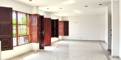 ¡Oportunidad única en el corazón de Anapoima! Se arrienda una espectacular casa comercial con excelentes acabados que la hacen ideal para diversos usos. Con 15 amplias habitaciones, cada una con baño privado, un Apartaestudio, diferentes zonas de Estar, Amplia Sala Comedor, oficina lo que permite un  máximo confort y privacidad para huéspedes o residentes. Su cocina semi-industrial equipada es perfecta para atender a grupos grandes, mientras que el hall de acceso brinda una acogedora bienvenida, ideal para un Hostal, Casa Hotel, Centro medico, IPS etc.
Ubicada en una zona estratégica, cerca de todo lo que necesitas, esta tiene todo lo que buscas para emprender tu proyecto de forma exitosa.
 ¡No pierdas la oportunidad de establecer tu negocio en este excelente inmueble!